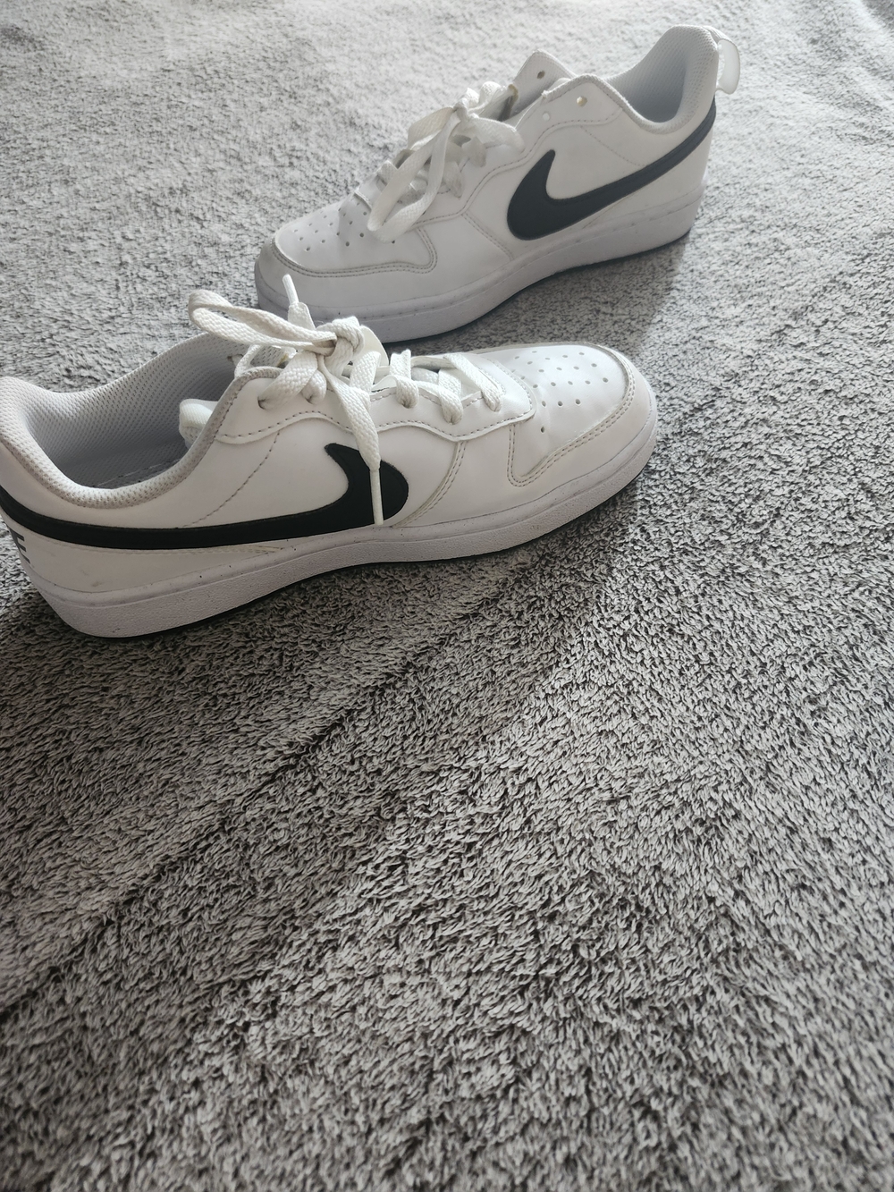 Boys Nike White Sneakers with Black Swoosh EXCELLENT COND.